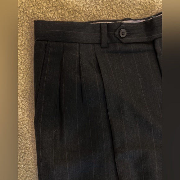 like new beautiful pin striped 80s suit, 100% wool and lined with grey silk - Picture 6 of 8